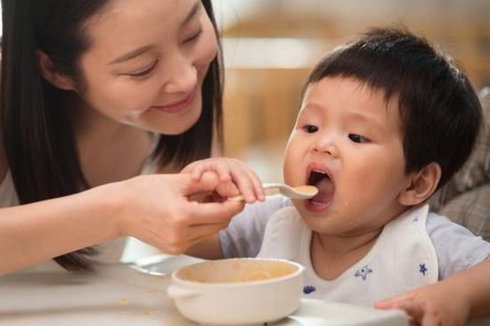 米粉|给宝宝喂米粉,家长常犯4个错误,自以为对宝宝好,其实伤害不小