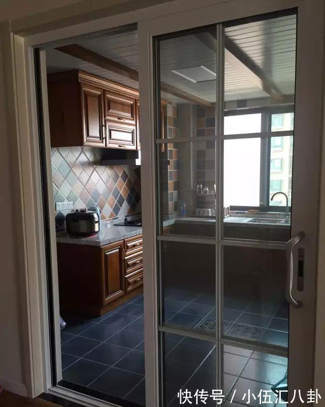 黑色|小户型厨房门你会选择怎样的颜色?黑色、白色还是原木色?