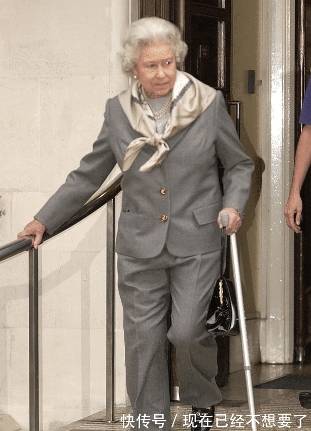拐杖 英女王真的老了!走路要用拐杖,上次用拐杖还是在膝盖手术后