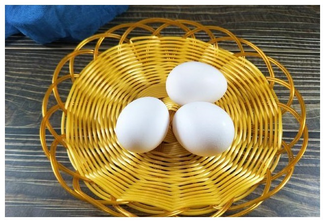 买鸡蛋,是选红壳的还是白壳的养鸡户告诉你,别再买错了