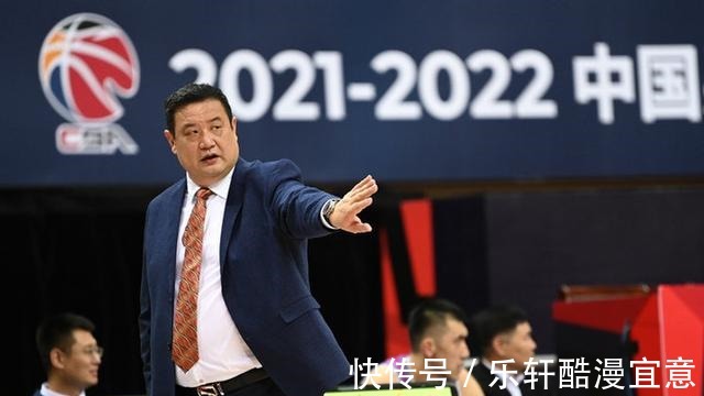 山东男篮|山东男篮遭遇2强敌,徐长锁或可战略性放弃,与其硬刚不如干一事