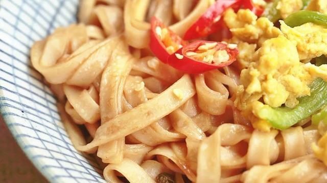 拌面|超级好吃的一碗面,10分钟就搞定,比葱油拌面香多了