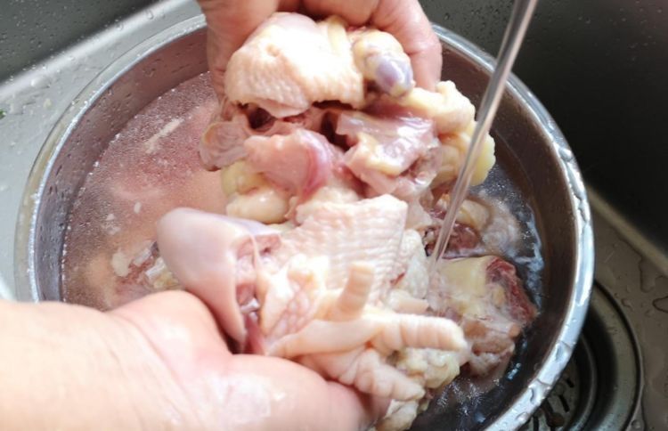 炖鸡汤，记住“2个窍门”，鸡肉不柴鸡汤不腥，汤鲜肉嫩很美味