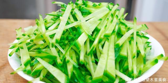 水果萝卜|萝卜这样做,我家三天两头做着吃,好吃下饭,一顿一大盘不够吃