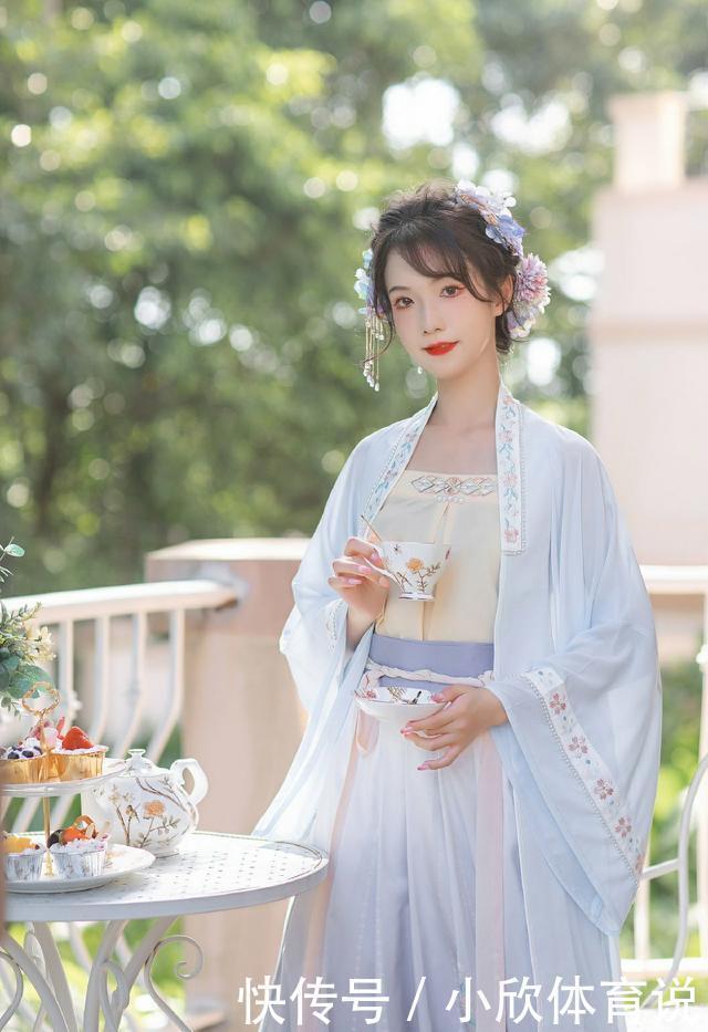 汉服不只有绣花装饰,印花汉服同样精致,风格清新又飘逸