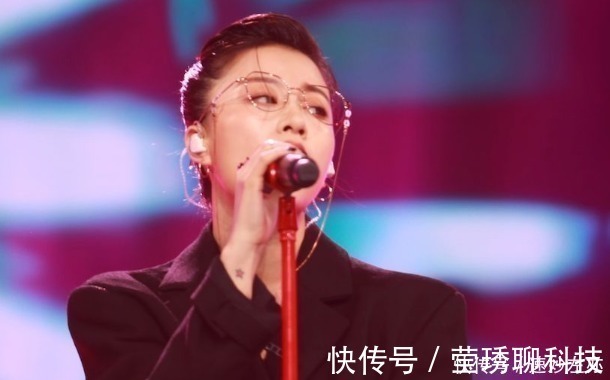 她在参加中国好声音成名后，嫁给爱奇艺总裁，今30岁成人生赢家