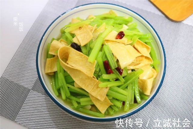 好吃|炒芹菜，别直接下锅，多这一步，芹菜清香又脆嫩，素炒也好吃