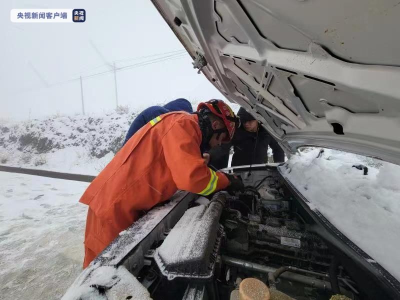 丽江|云南丽江多地突降大雪致车辆被困 消防紧急救援