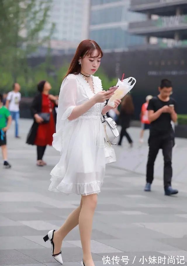 蕾丝 连衣裙穿搭也可以酷酷哒,把女生烘托得亭亭玉立,令人舒适