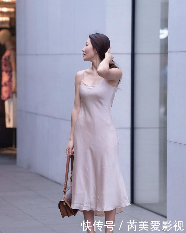 纯色|连衣裙穿起来更加舒适，小姐姐草绿色裙子，彰显女神的独特美感