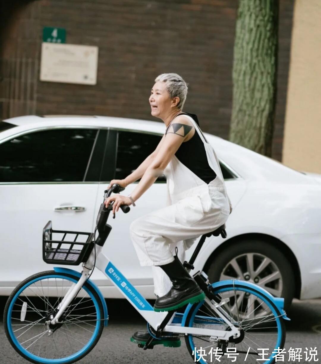 单车|60岁上海奶奶真时髦！穿背带裤骑单车出门，头上裹块花头巾好拉风
