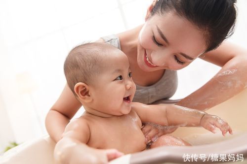 新手|夏日如何安排宝宝沐浴？月龄不同方法不一，给娃洗澡要多留意