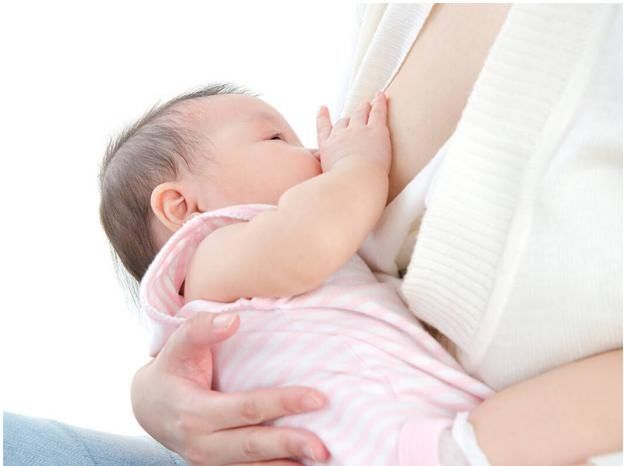 空气|晚上喂奶的时候,看着熟睡的孩子,妈妈还需不需要给宝宝拍嗝呢?