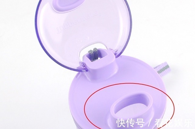 舌头|女孩喝水被水杯“卡住舌头”,家有这类水杯要注意,别给孩子用了