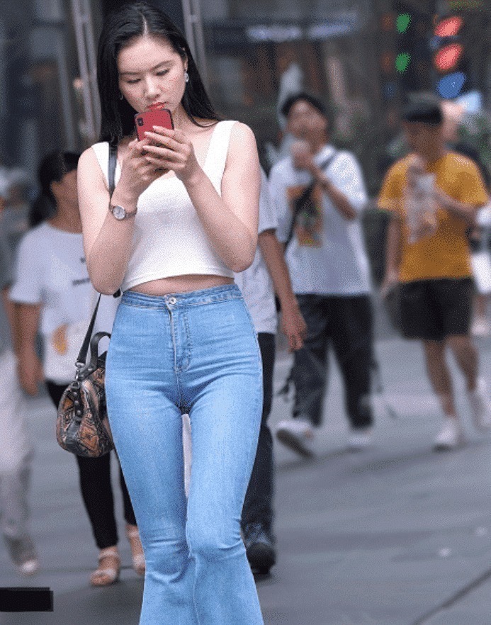 小姐姐|街拍牛仔裤的穿搭应该比裙子的穿搭更受喜爱吧