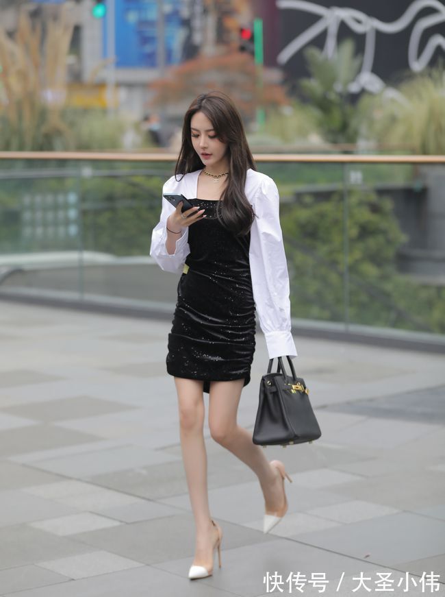 街拍|美女街拍:街上的美女们低头看着手机,爱美的男人们看着这些美女