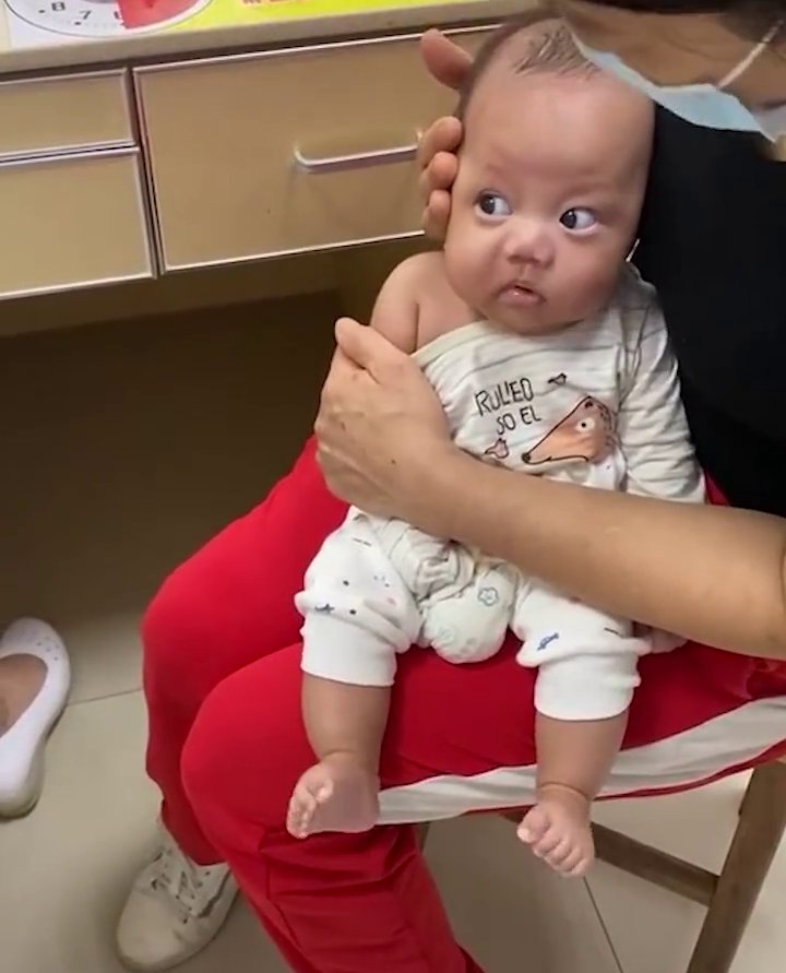 小脚丫|戏精上线！3个月萌娃打针秒变“表情包”，网友：小脚丫先紧张了