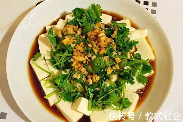 香菜此做法最简单，秋天吃最好，不油不腻还解馋，老公一盘不够吃