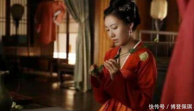  黄金|店客买了一个小妾，走前小妾送他一件衲袍，回家后衲袍里全是黄金