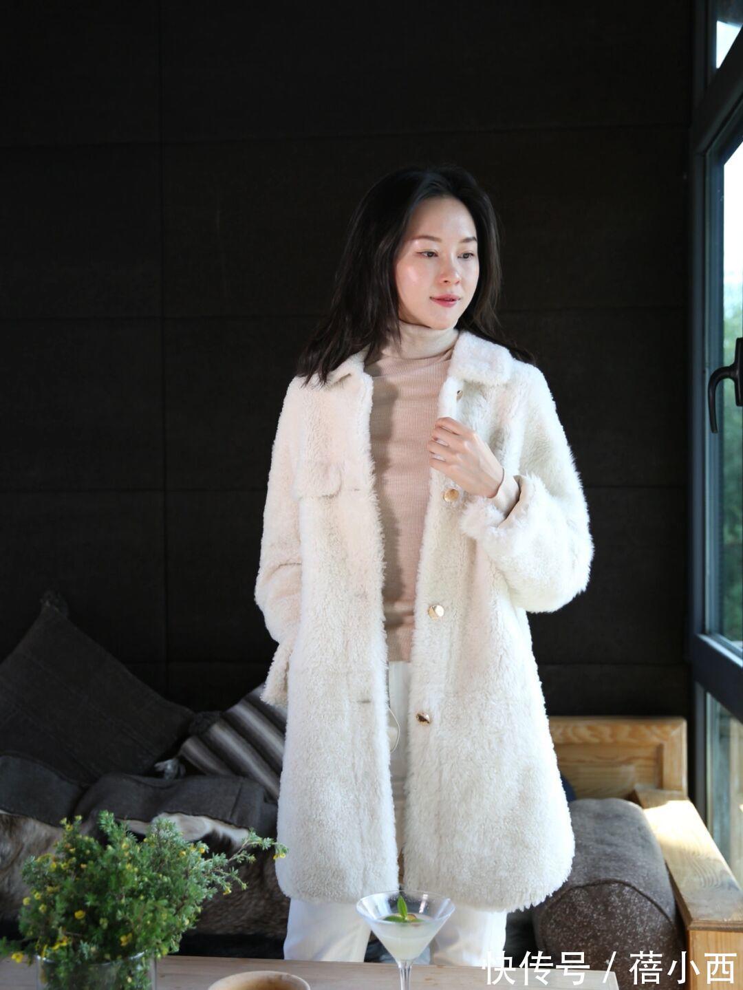 纯白色|冬天穿啥保暖又时髦?有这5款“羊羔毛外套”就够了,全身暖洋洋