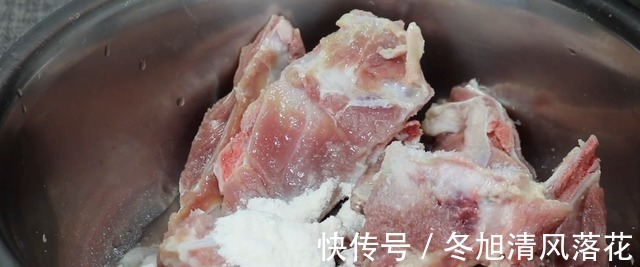 炖排骨汤时,最忌直接焯水,大厨教你多加2步,排骨不腥不柴!