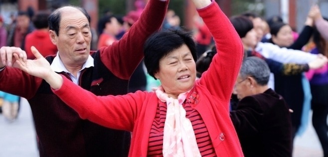 退休|跳了一年交谊舞,68岁大爷哭诉:退休金一万都不够,天天吃泡面