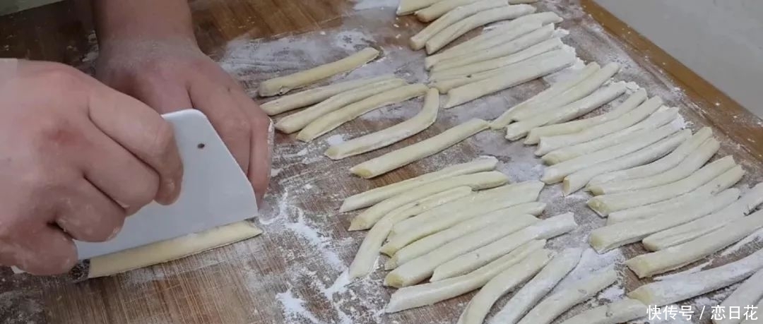 面粉一斤,鸡蛋两个,筷子搅拌一下,教你做创意小油条,比麻花好吃