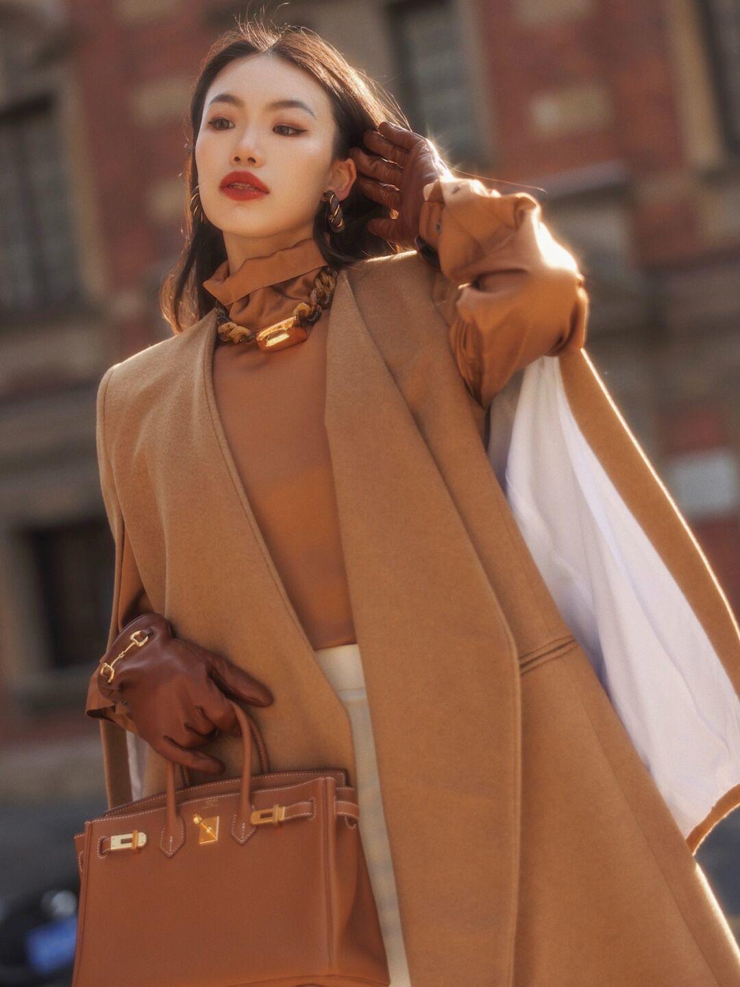 黄黑皮 气质女人穿衣要讲究,看看这些简约高级的“大衣”穿搭,保暖时髦