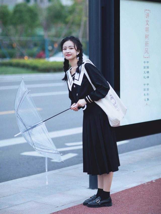 穿搭|秋季怎么穿舒适又洋气?白色卫衣搭配牛仔裤简约大气,减龄时髦