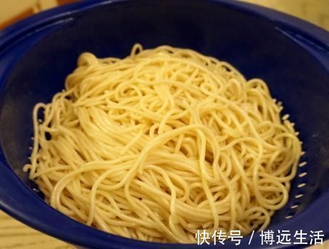 做凉面时,出锅过凉水是不对的,分享小吃店的做法,劲道更入味
