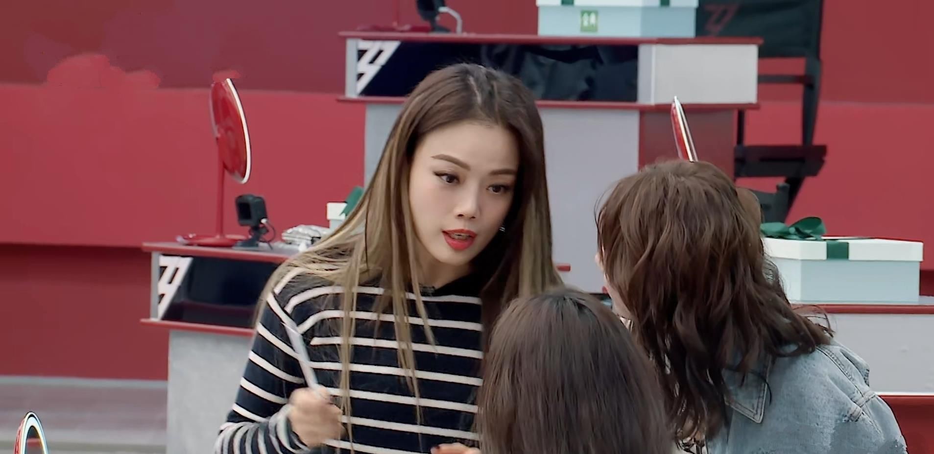 《浪姐2》那英不认识李菲儿张馨予，她说话的方式有错吗？