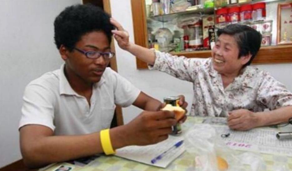 老人收养黑人弃婴20年,如今祖孙相互依靠,没有血缘却更胜亲人