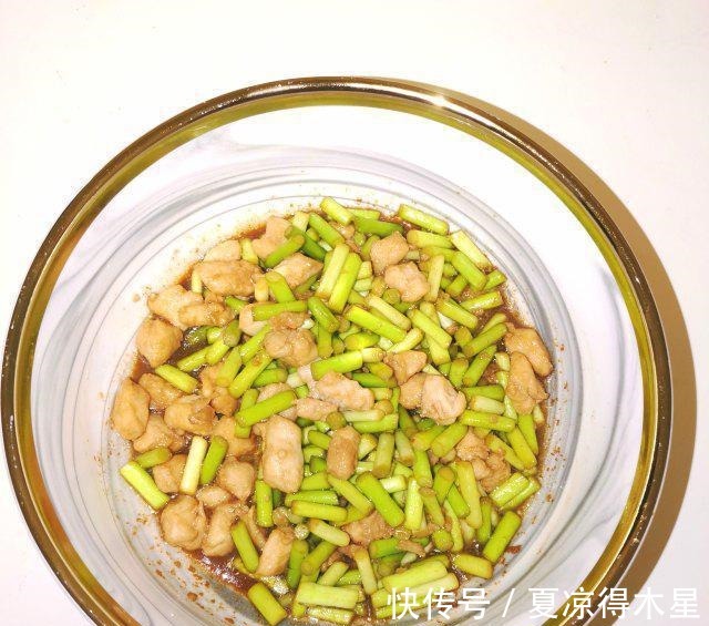 好吃|蒜苔炒鸡丁,简单快手,好吃又下饭!