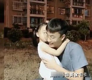 二胎政策|自从有了二胎妹妹后,相差15岁的哥哥就把她宠成了小公主,羡慕