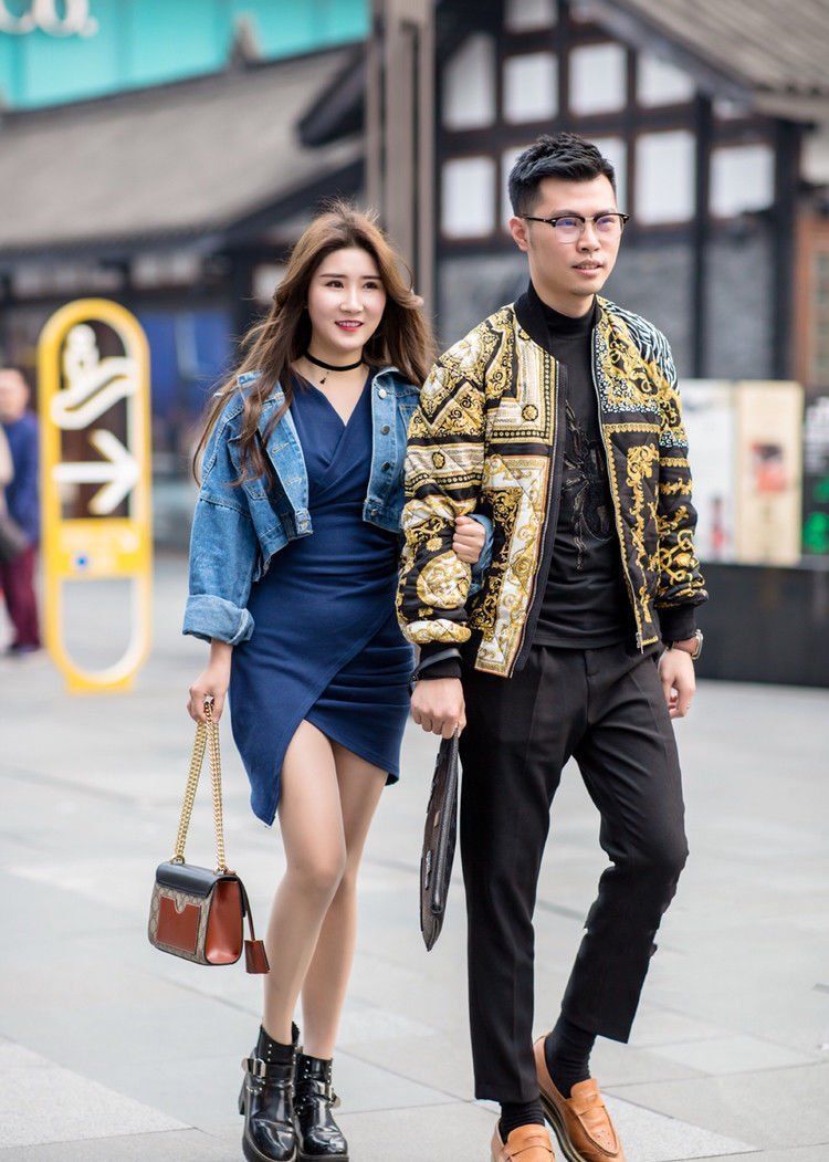 特别|街拍小姐姐花式图案的短裤搭配碎花衬衫,特别显年轻,显时尚