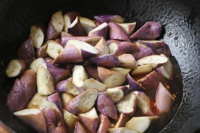 自从学会茄子这个做法，茄子再也不要过油了，一碗酱汁又香又下饭