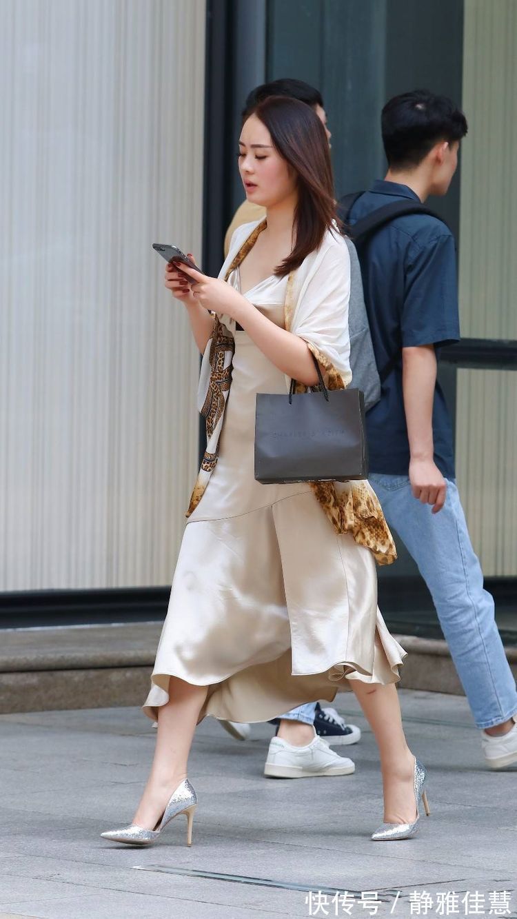 轻熟|街拍:广场附近看到的美女,轻熟典雅的气质,让人无法忘却