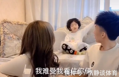 宝妈|“最腻歪夫妇”在娃面前秀恩爱火了,萌娃被气得频出“金句”