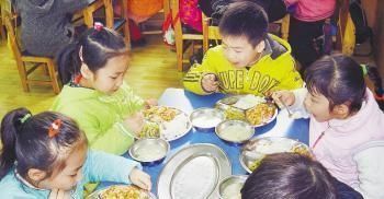 女儿|女儿总夸幼儿园饭菜香,每顿吃俩大碗,看到午餐照后妈妈备受打击