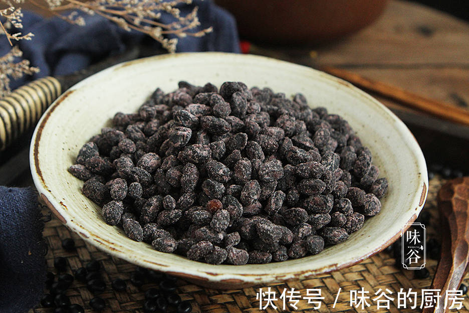 黑豆|女人过40岁别太节俭,多吃这5种零食,营养又解馋,气色足显年轻
