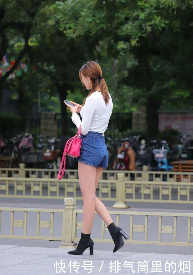 白色长袖针织衫,搭配牛仔短裤+马丁靴,凸显减龄效果