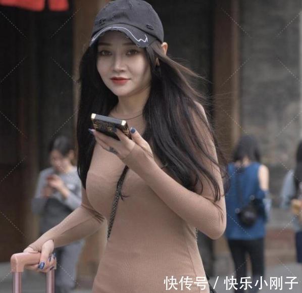 连衣裙 卡其色修身连衣裙搭配黑色鸭舌帽,简单时尚,也很可爱