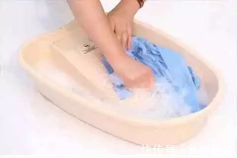 白色的衣服容易脏和发黄,有了这一招,不管什么颜色都变干净