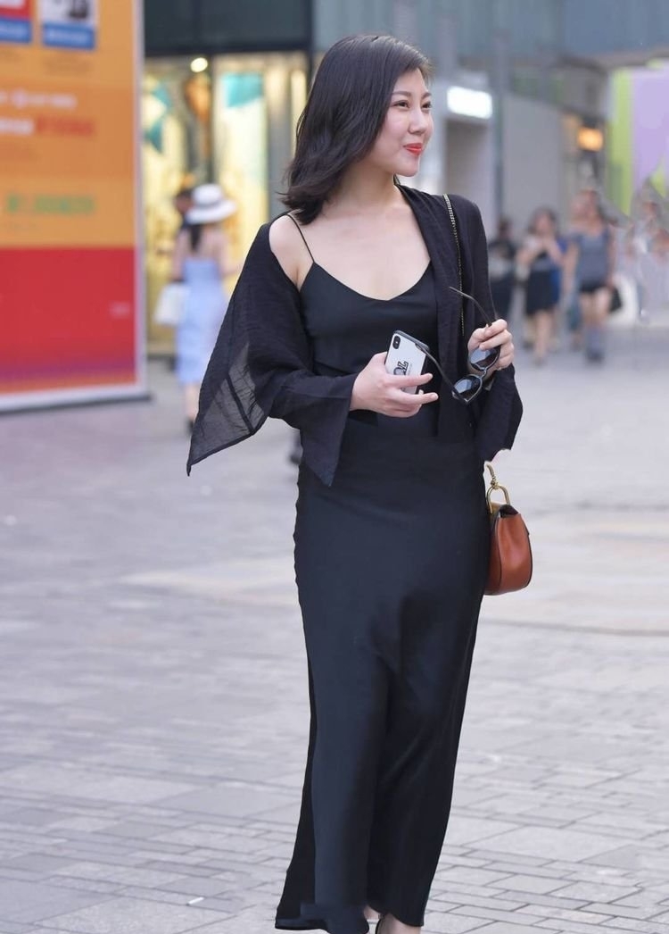 清新|街拍:要清新还是耍性感?一件飘逸吊带裙满足你所有需求!