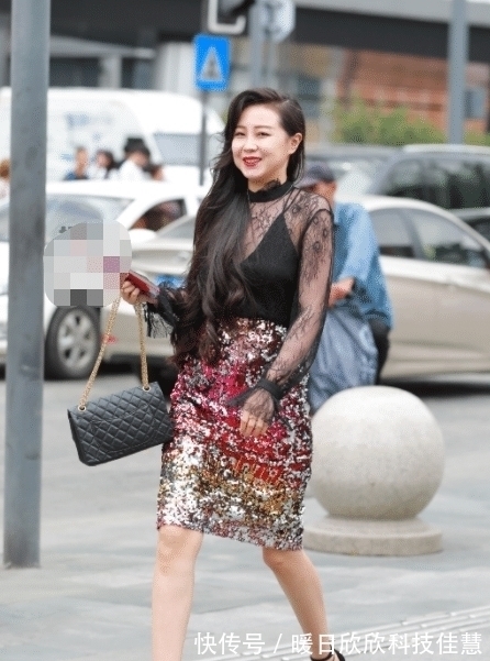 好看 四十岁了出门还打扮那么好看,是生活条件好吗?