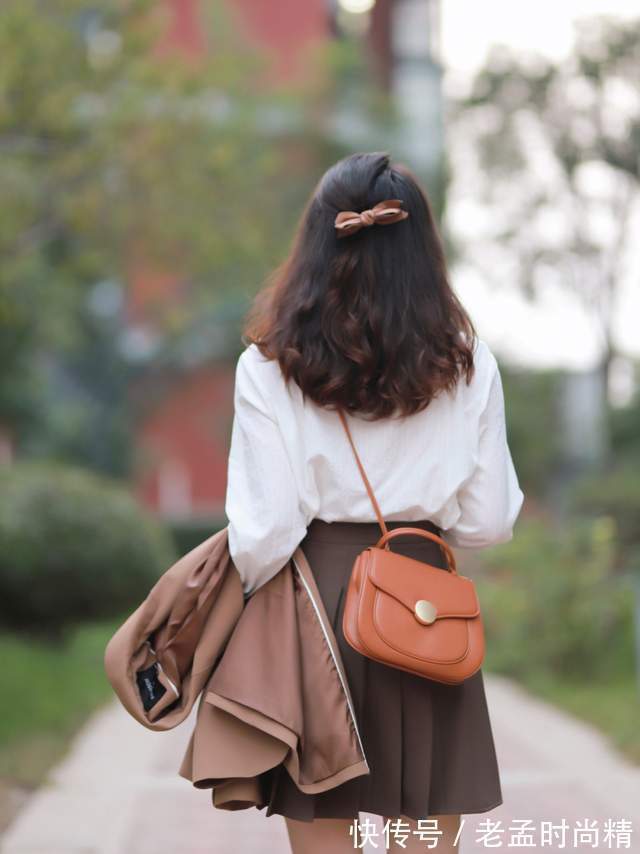 小蛮腰|微胖女生怎么穿才好看?西服外套搭配T恤和黑色短裤,显高又显瘦