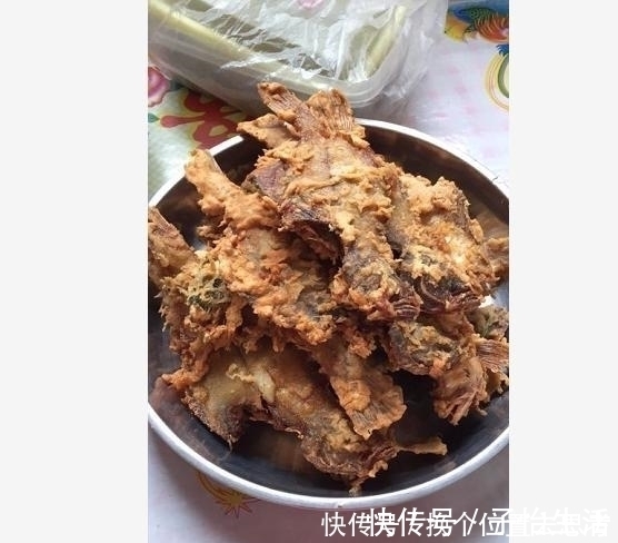 农村美食,这样的炸鱼方式,还是头一次见!