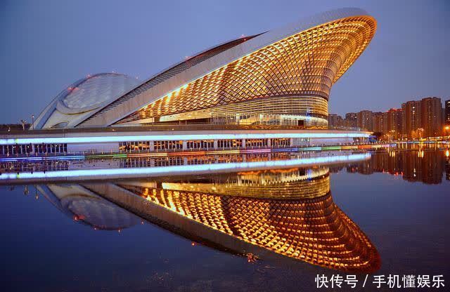 成都:露天音乐公园主场馆夜景迷人