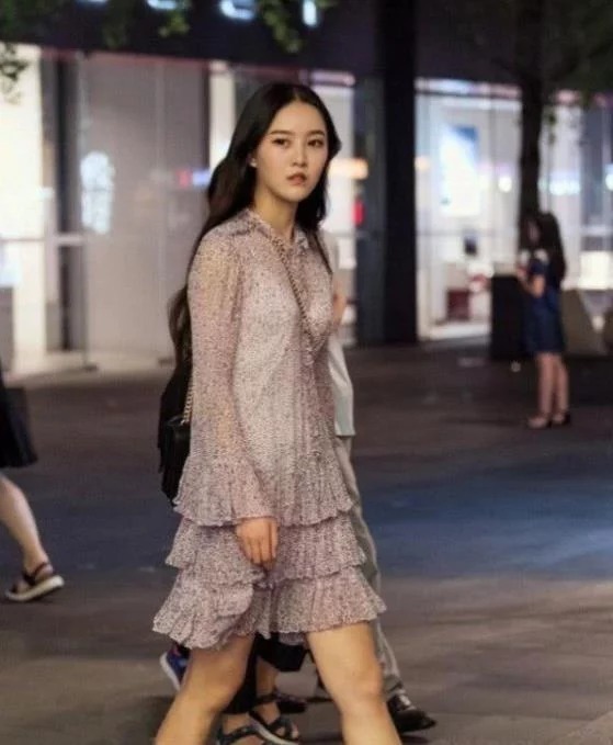 街拍:兰质蕙心的小姐姐,一条碎花连衣裙,青春活力气息