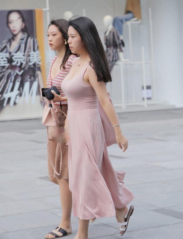时尚|街拍高颜值的女神粉红裙时尚气质,尽显傲人身气质,想不吸睛都难